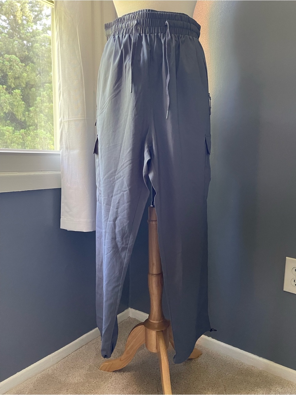 Women's Elastic-Waist Cargo Joggers in Gray